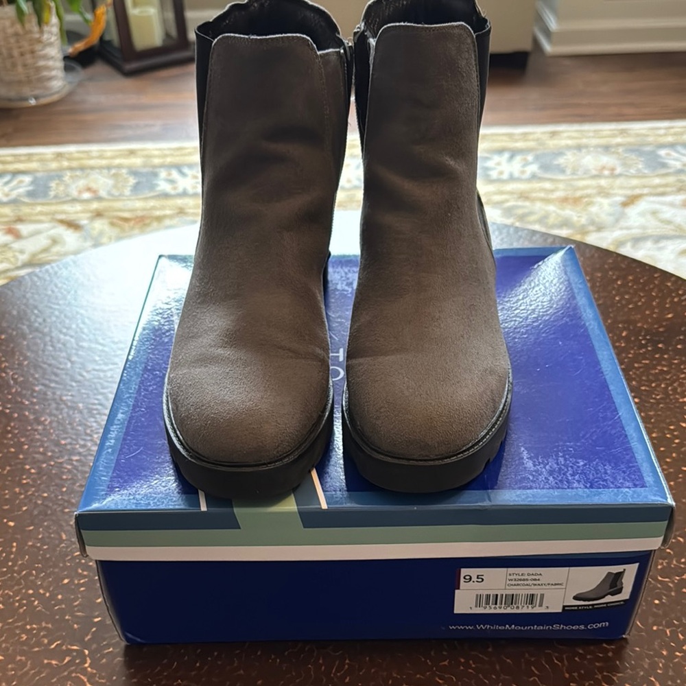 White Mountain Women's Charcoal suede Ankle Booties